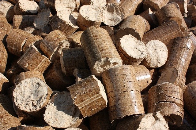 dřevěné brikety