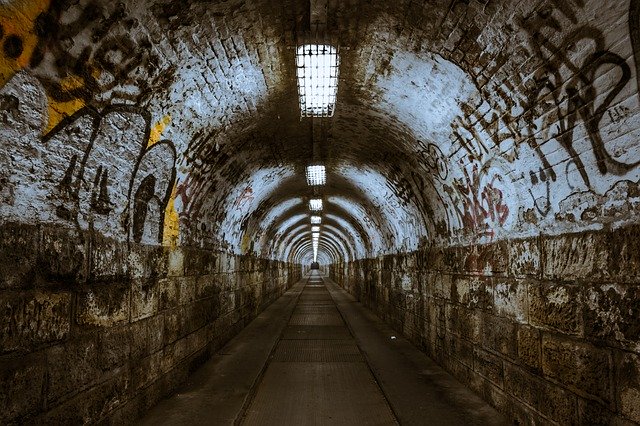 tunel osvětlený zářivkami